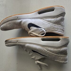Light Grey Low-Top‎ Sneakers with Air Cushioning and Retro Design
